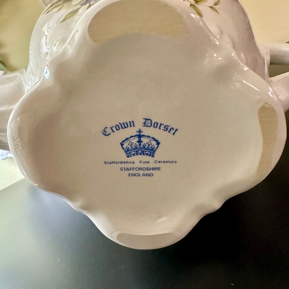 VINTAGE, CROWN DORSET, WHITE TEAPOT WITH PURPLE PANSIES & GOLD TRIM. - Picture 6 of 16